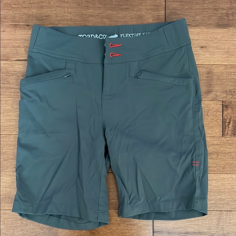 Toad&Co Green Bermudas for Outdoor Adventures